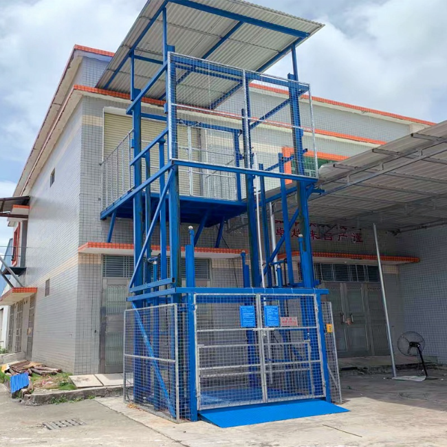 遂川建材厂室外升降货梯安装